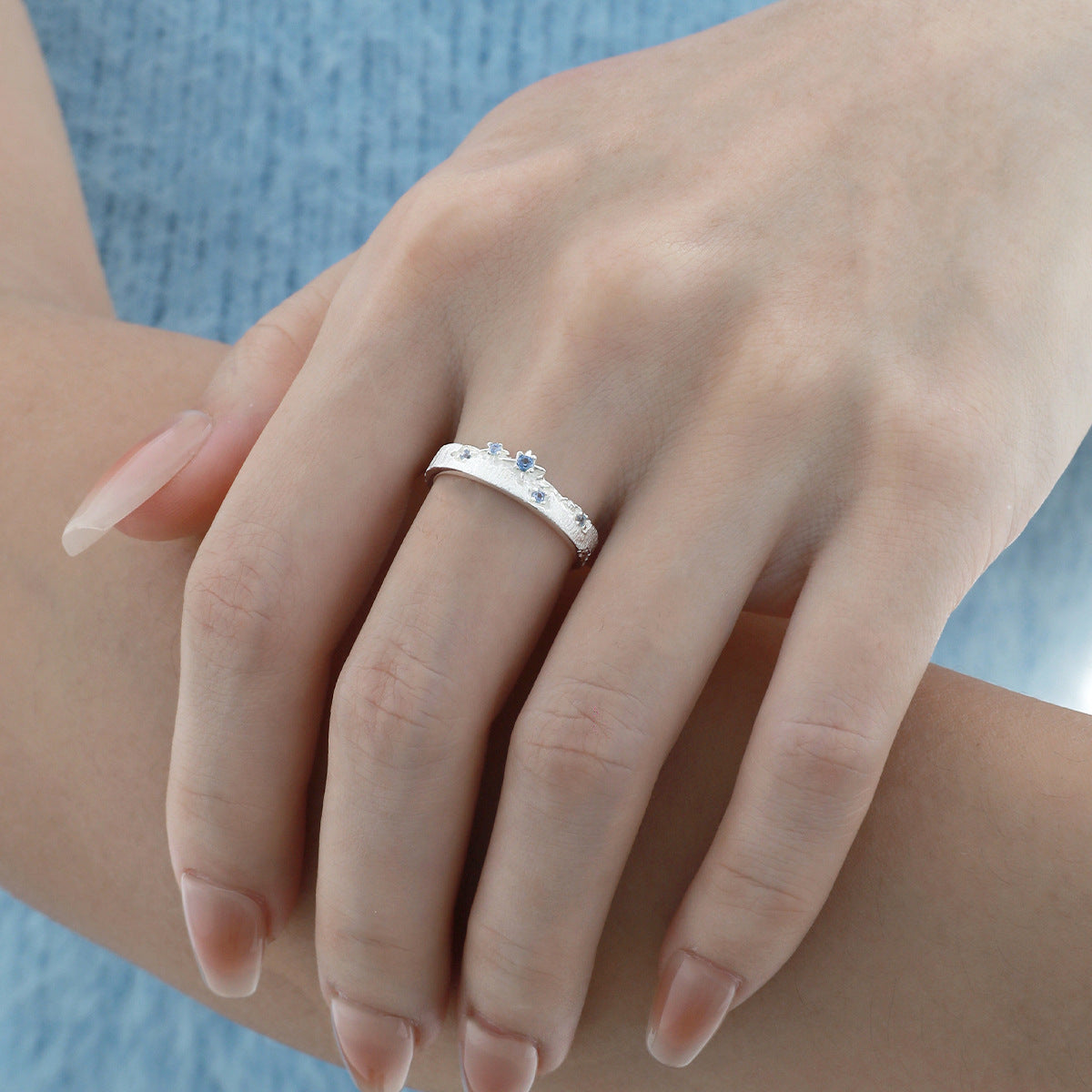 Blauer Sternenstaub – offener Ring mit Zirkonia