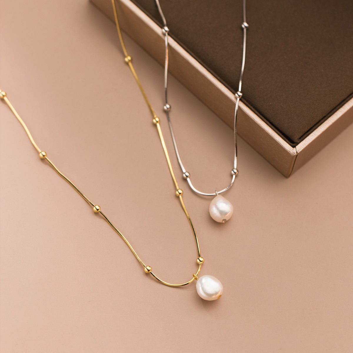 Perlenspur – Halskette mit Barockperle