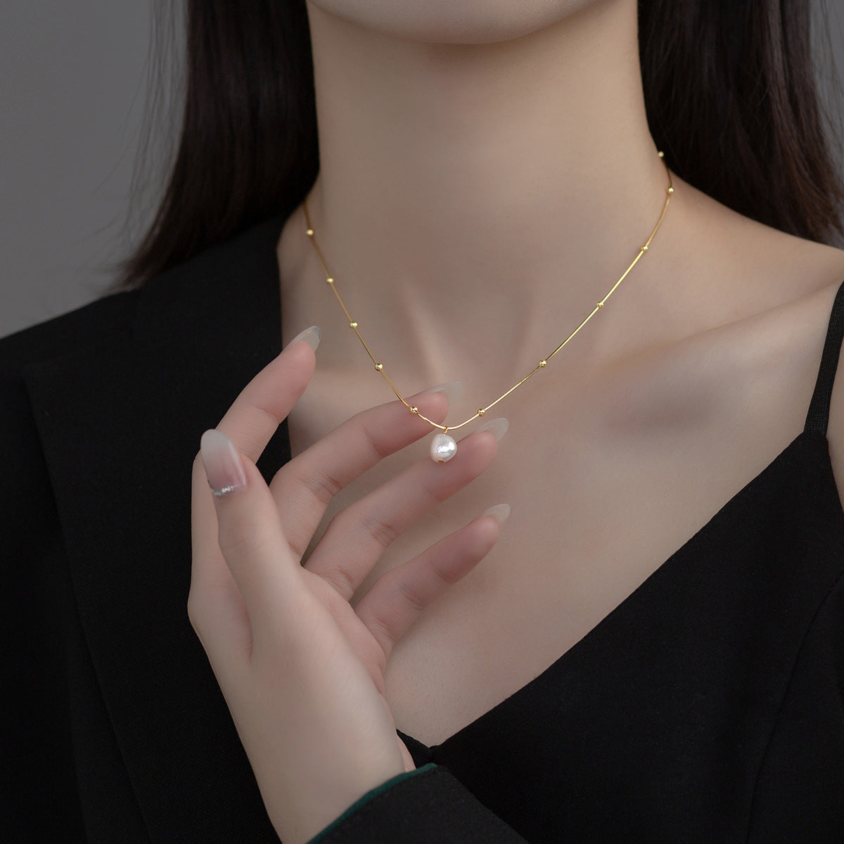 Perlenspur – Halskette mit Barockperle