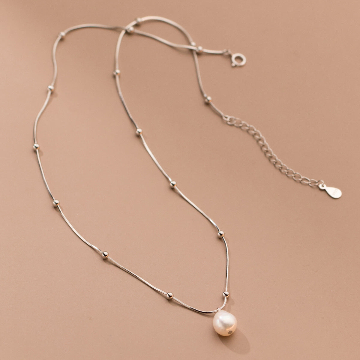 Perlenspur – Halskette mit Barockperle