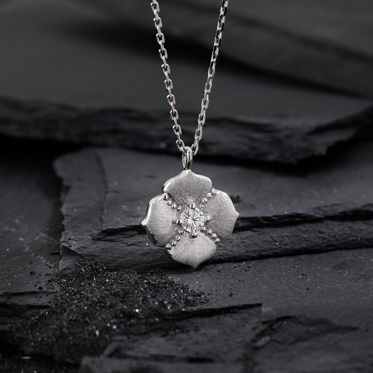 Flora – Silberkette mit Zirkoniablüte