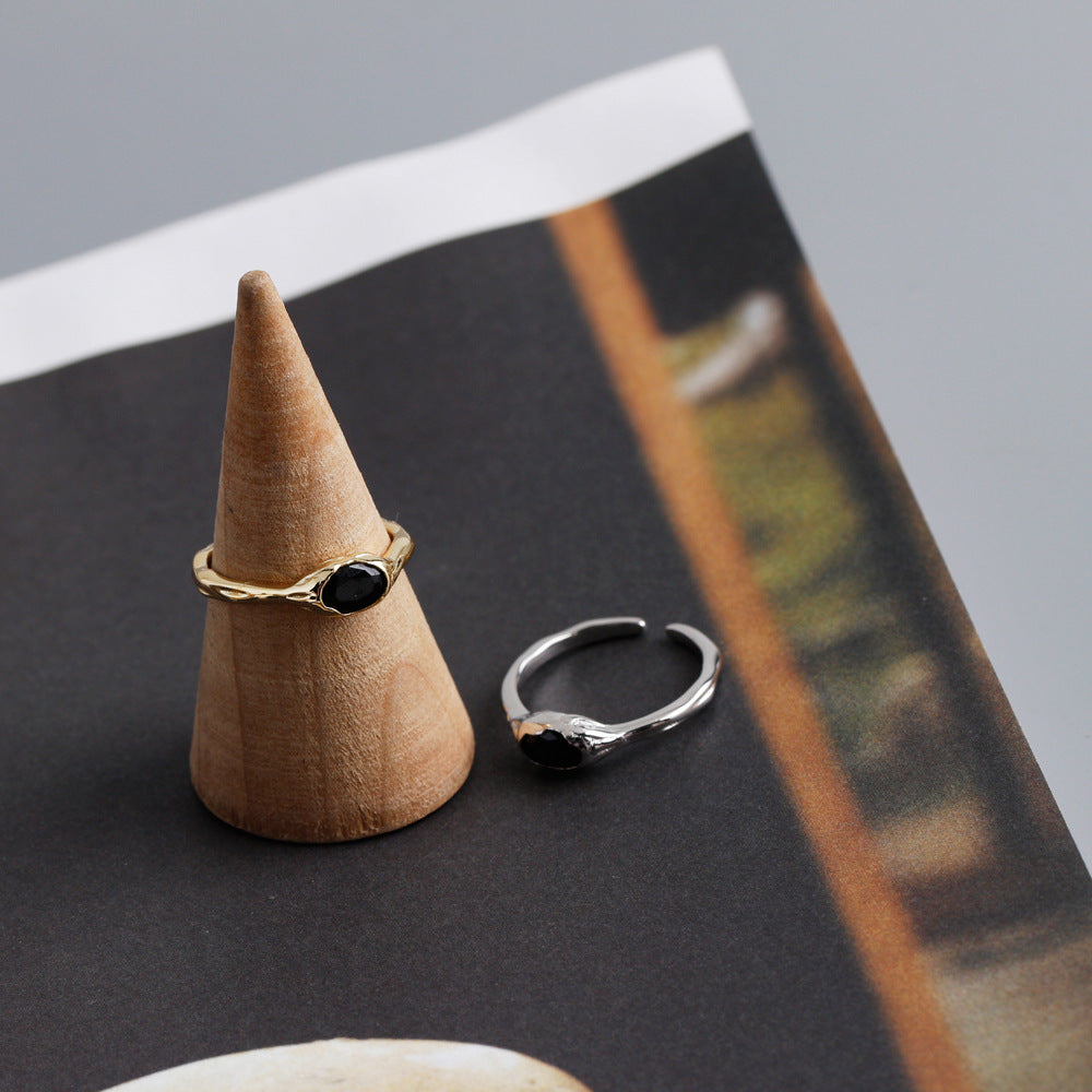 Nachtoval – offener Ring mit schwarzem Besatz