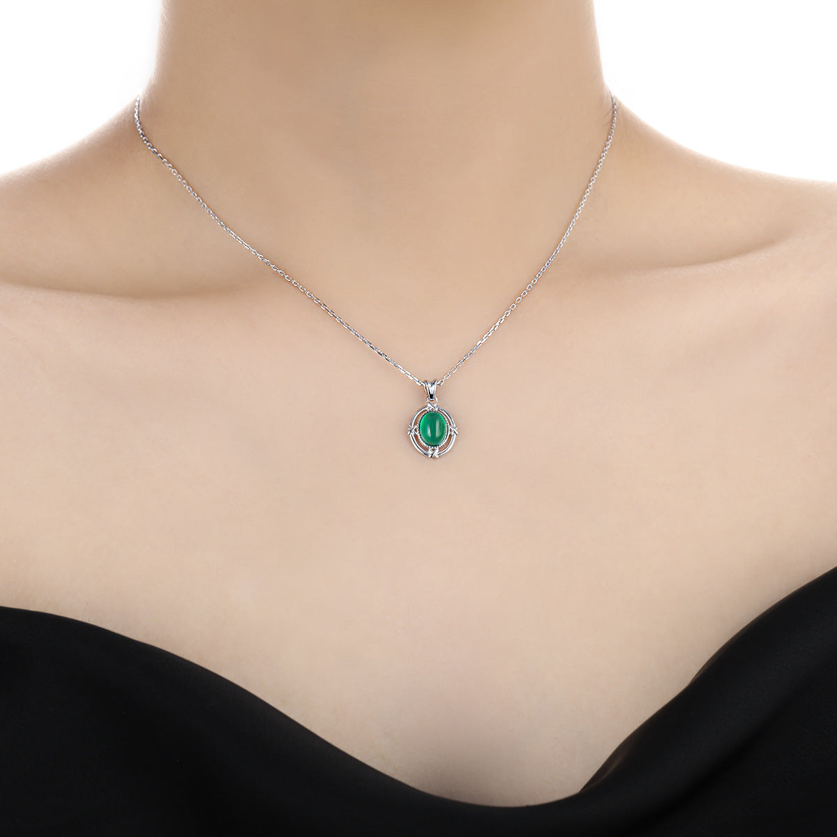 Elara – Halskette mit ovalem Edelstein