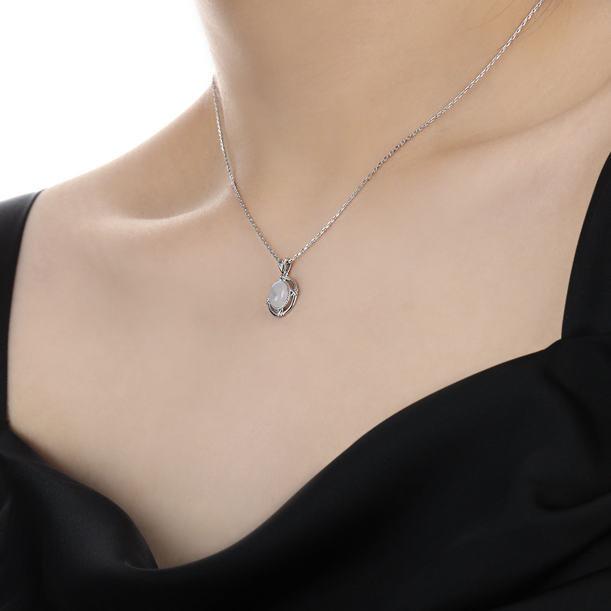 Elara – Halskette mit ovalem Edelstein