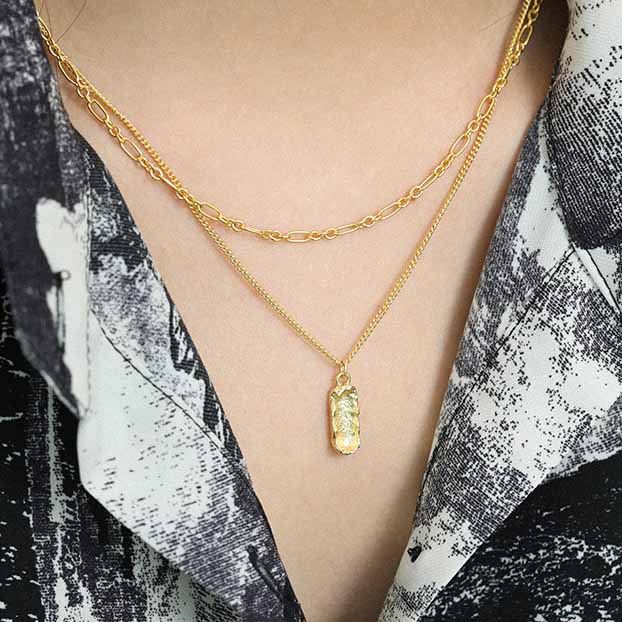 Nola – Halskette mit strukturiertem Anhänger